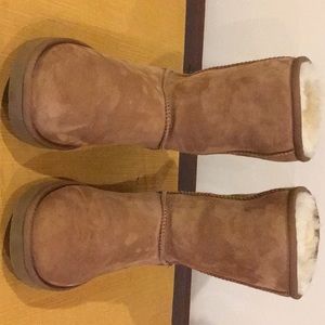 New Ugg’s Tan Classic Short Boots Size 7